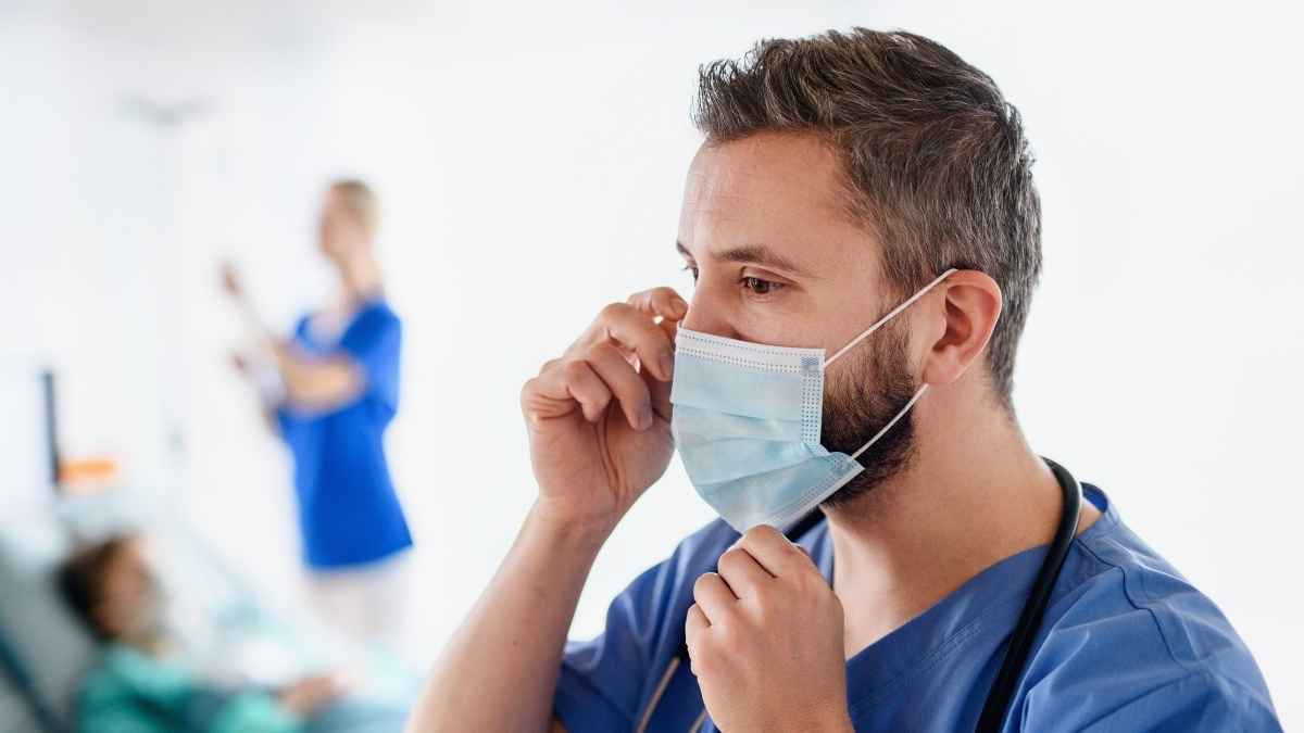 Médico con mascarilla