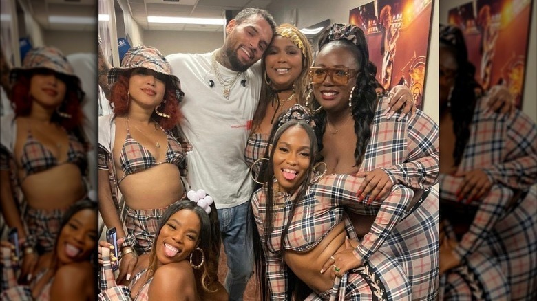 Lizzo posando junto a Chris Brown
