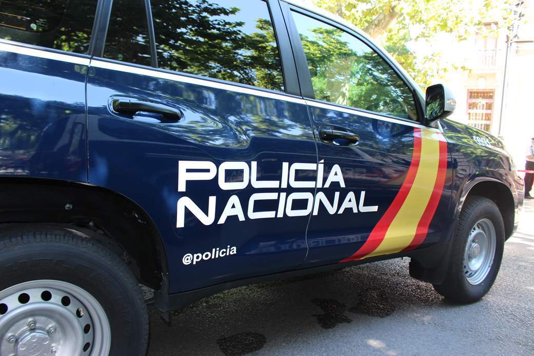 
<p>   CÓRDOBA, 10 (EUROPA PRESS)</p>
<p>   La Policía Local ha detenido y puesto a disposición de la Policía Nacional en Córdoba a un varón que ha dado positivo en alcohol y drogas, y que conducía un vehículo sin seguro y con la ITV caducada, con el que atropelló en la madrugada de este domingo a una joven de 21 años, quien ha sido trasladada el hospital en estado grave por el siniestro.</p>
<p>   Así lo han informado a Europa Press fuentes de la Policía Local y han adelantado medios locales. La joven se encuentra ingresada en el Hospital Universitario Reina Sofía.</p>
<p>   El siniestro se ha producido a las 0,15 horas de este domingo. El hombre permanece en custodia de la Policía Nacional a la espera de pasar a disposición judicial. </p>
      