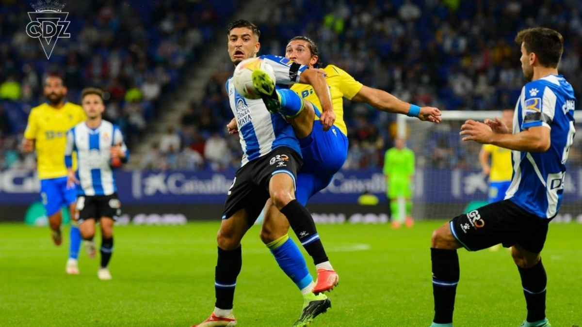 Alfonso `Pacha´ Espino lucha por la posesión en el RCD Espanyol - Cádiz CF