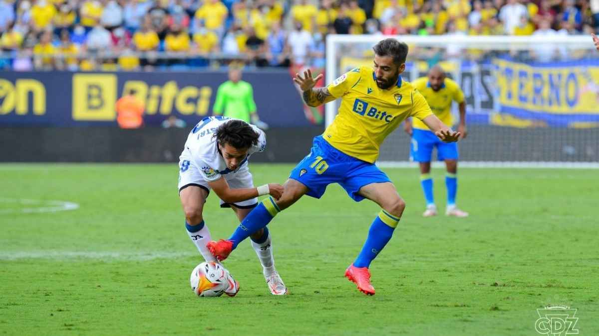 Perea pugna un balón con Pellistri