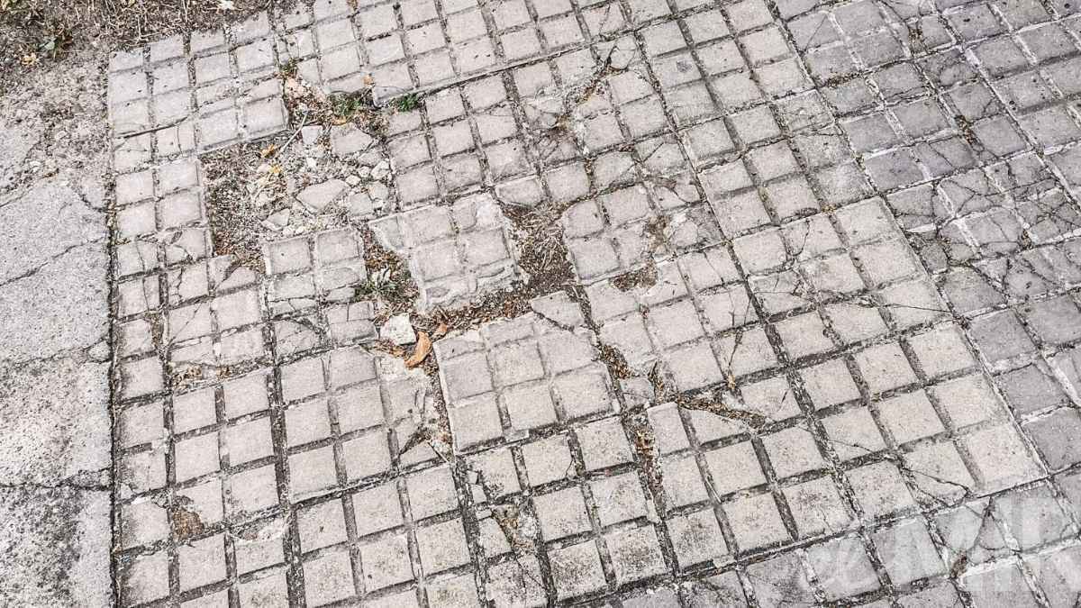 Una mujer herida tras caer por el mal estado de la acera en Jerez