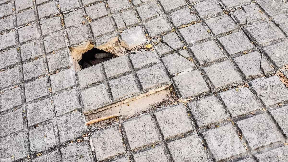 Una mujer herida tras caer por el mal estado de la acera en Jerez