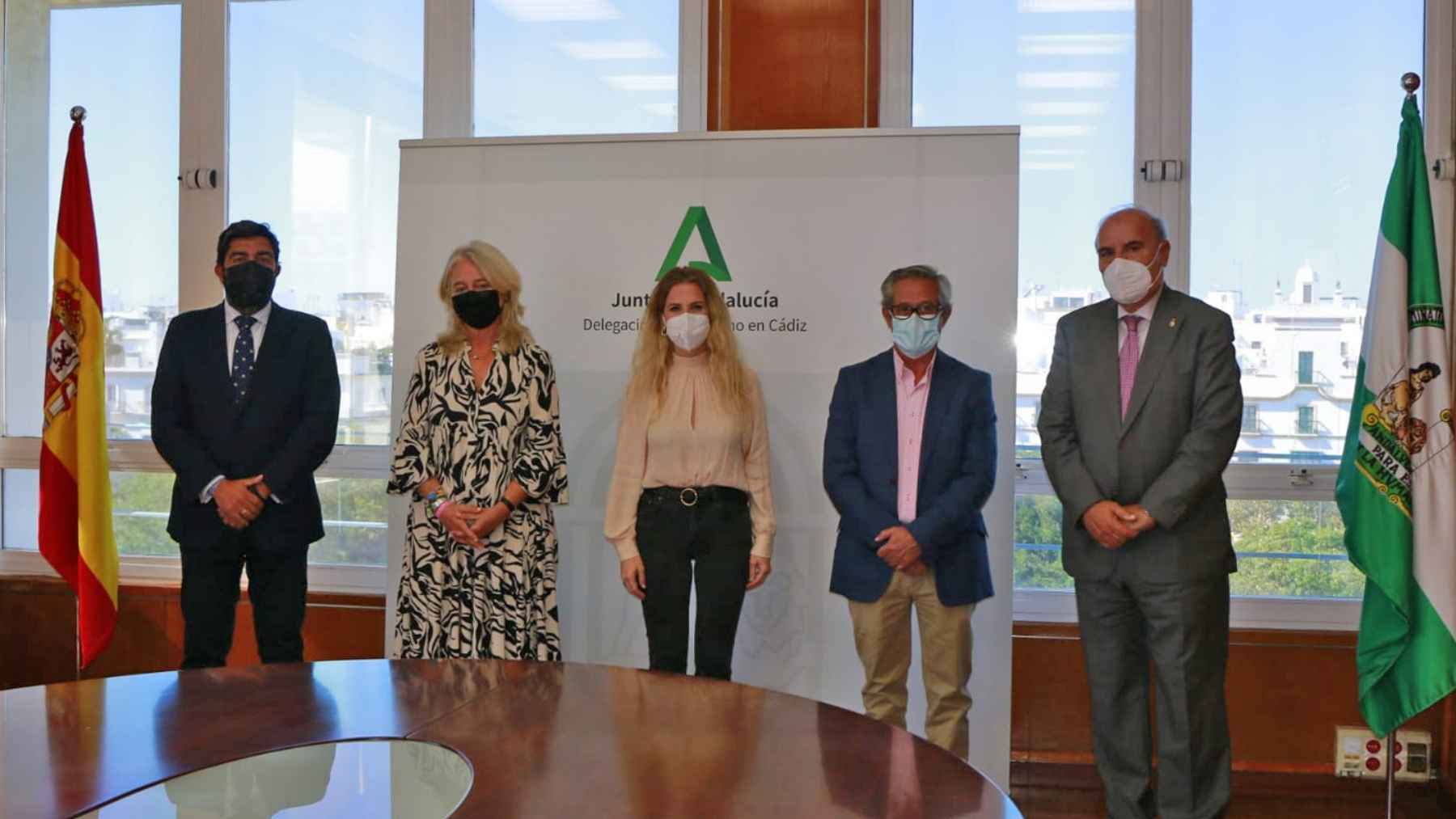 Los Consejos de Hermandades de <a  data-cke-saved-href='https://www.elmira.es/seccion/jerez/' href='https://www.elmira.es/seccion/jerez/'
                                       title='Jerez' target='_blank'>Jerez</a> y <a  data-cke-saved-href='https://www.elmira.es/seccion/cadiz/' href='https://www.elmira.es/seccion/cadiz/'
                                       title='Cádiz' target='_blank'>Cádiz</a> reciben 120.000 euros de la Junta de <a  data-cke-saved-href='/tag/andalucia' href='/tag/andalucia'
                                       target='_blank'>Andalucía</a>