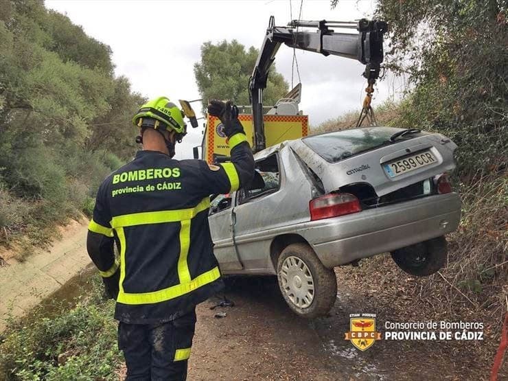 Aparece un hombre muerto en su coche cargado de leña