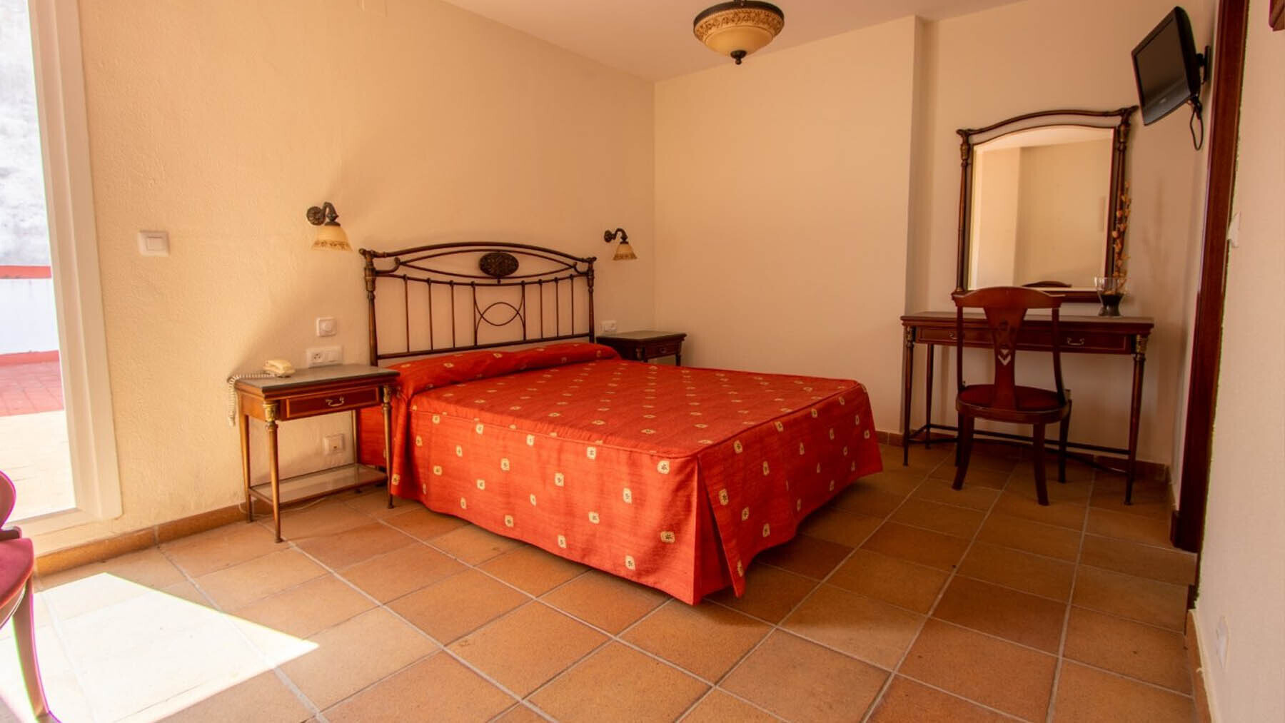 A la venta un hotel de tres estrellas en el centro de <a  data-cke-saved-href='https://www.elmira.es/seccion/jerez/' href='https://www.elmira.es/seccion/jerez/'
                                       title='<a href='https://www.elmira.es/seccion/jerez/'
                                       title='<a href='https://www.elmira.es/seccion/jerez/'
                                       title='Jerez' target='_blank'>Jerez</a>' target='_blank'><a  data-cke-saved-href='https://www.elmira.es/seccion/jerez/' href='https://www.elmira.es/seccion/jerez/'
                                       title='Jerez' target='_blank'>Jerez</a></a>' target='_blank'><a  data-cke-saved-href='https://www.elmira.es/seccion/jerez/' href='https://www.elmira.es/seccion/jerez/'
                                       title='<a  data-cke-saved-href='https://www.elmira.es/seccion/jerez/' href='https://www.elmira.es/seccion/jerez/'
                                       title='Jerez' target='_blank'>Jerez</a>' target='_blank'><a  data-cke-saved-href='https://www.elmira.es/seccion/jerez/' href='https://www.elmira.es/seccion/jerez/'
                                       title='Jerez' target='_blank'>Jerez</a></a></a> por 1.350.000 euros