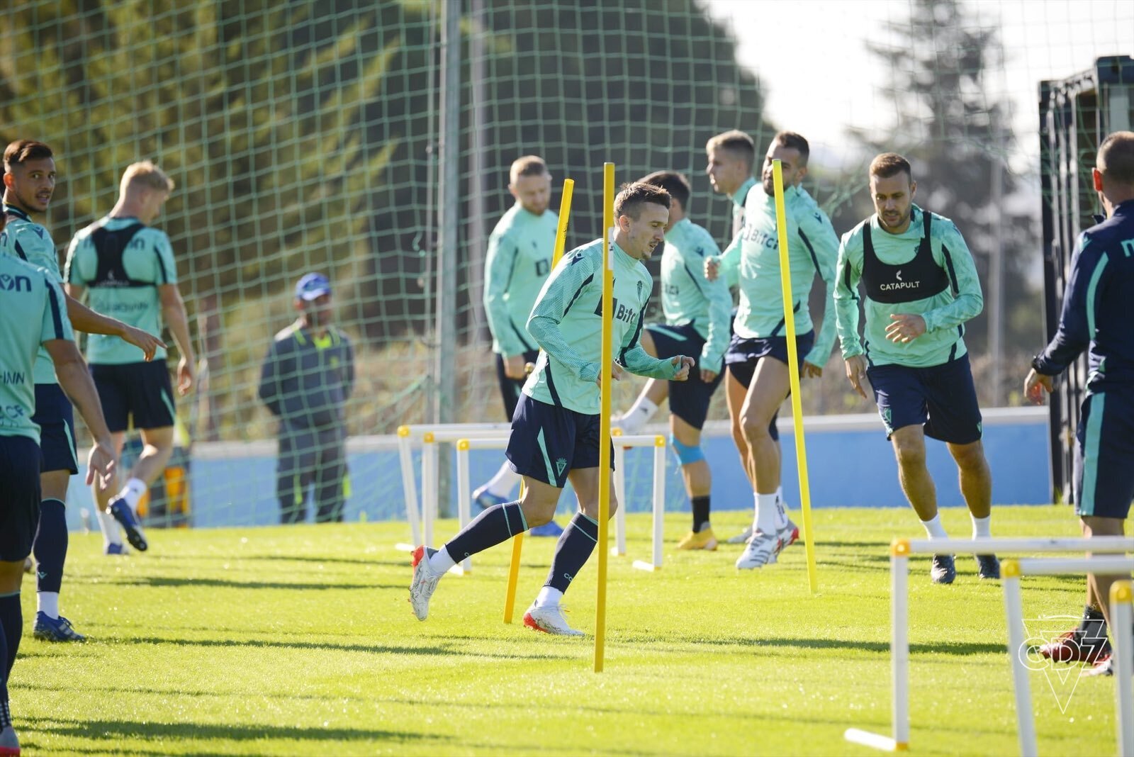 Los jugadores del <a data-cke-saved-href='https://www.elmira.es/seccion/cadiz/' href='https://www.elmira.es/seccion/cadiz/'
title='Cádiz' target='_blank'>Cádiz</a> CF trabajan en la ciudad deportiva
