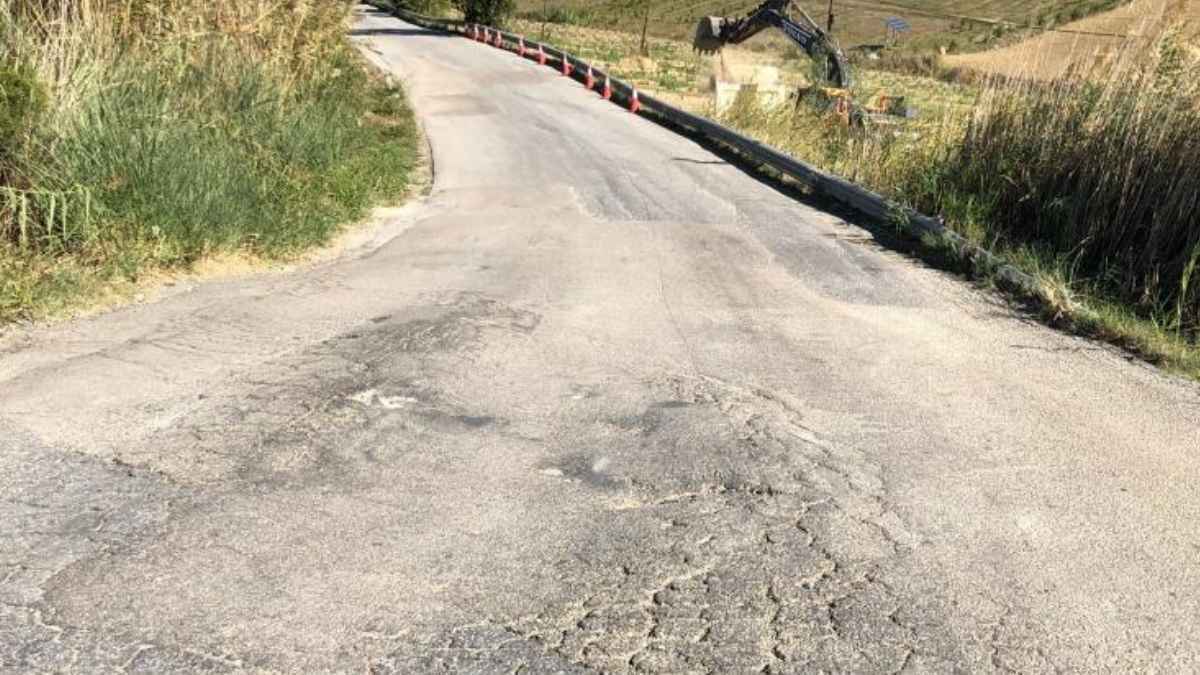 Obras de la carretera entre Cerralba y la Sierra de Gibralgalia en Pizarra (Málaga)