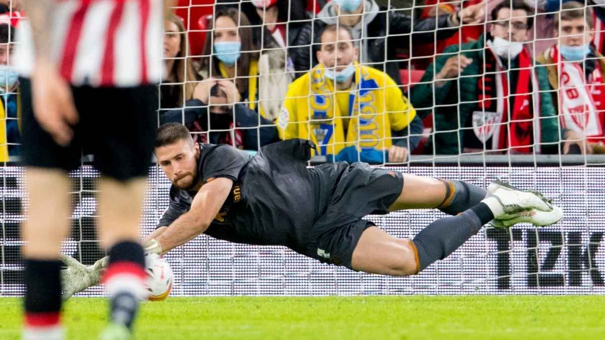 Unai Simón responde a la perfección a un cabezazo del Choco Lozano
