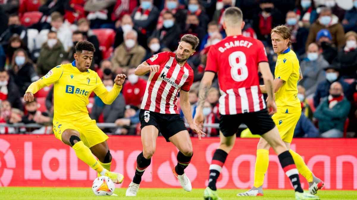 Choco Lozano trata de asegurar la posesión en el Athletic Club - Cádiz CF