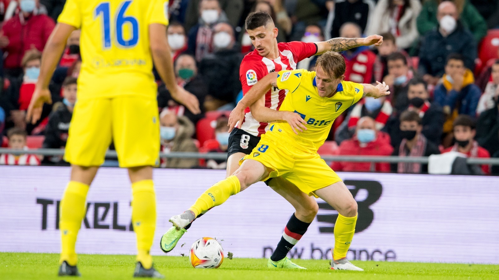 Álex Fernández pugna por el esférico