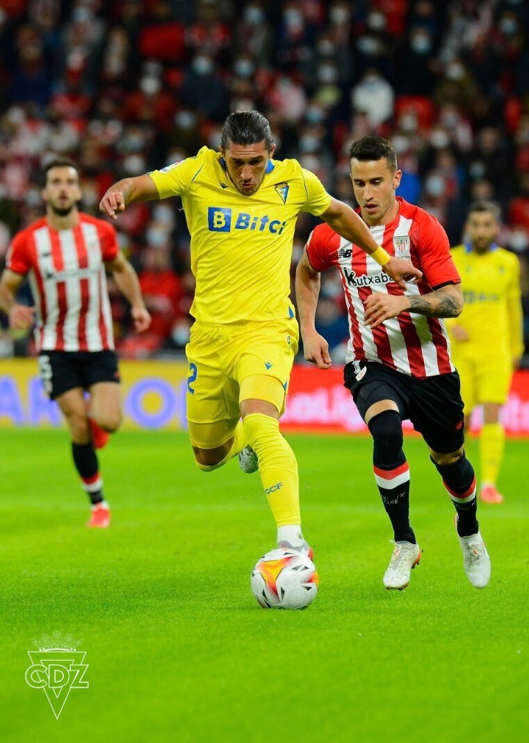 El Pacha Espino recorre la banda de San Mamés