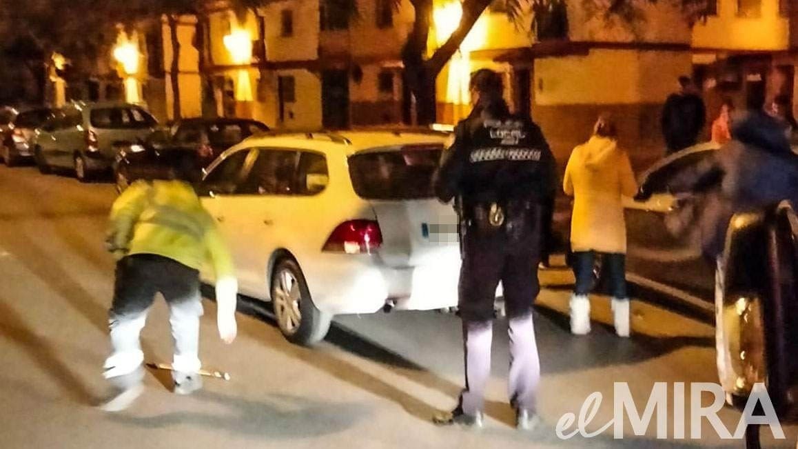 Estrella el coche contra otros todo bebido y lo deja en medio de la calle en <a  data-cke-saved-href='https://www.elmira.es/seccion/jerez/' href='https://www.elmira.es/seccion/jerez/'
                                       title='Jerez' target='_blank'>Jerez</a>