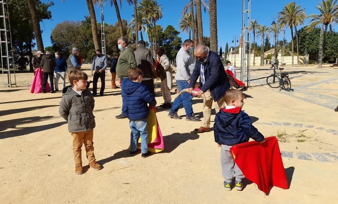 3 Niños y mayores toreando