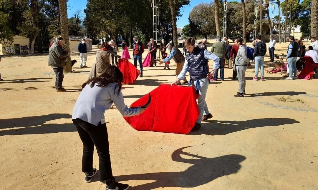 2 Hombres y mujeres torean de salón