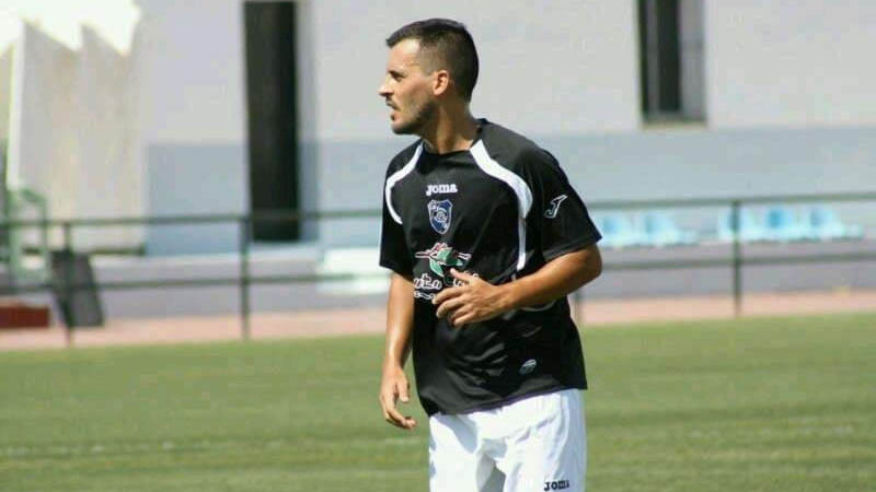 Miguel Ángel Garrido Romero practicando fútbol