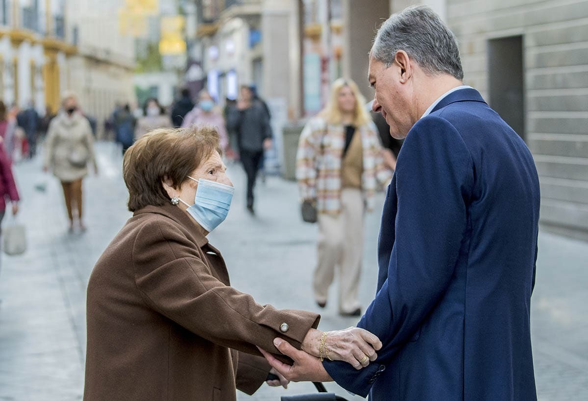Una vecina de Sevilla para en la calle a José Luis Sanz para saludarlo | Salvador López para El MIRA