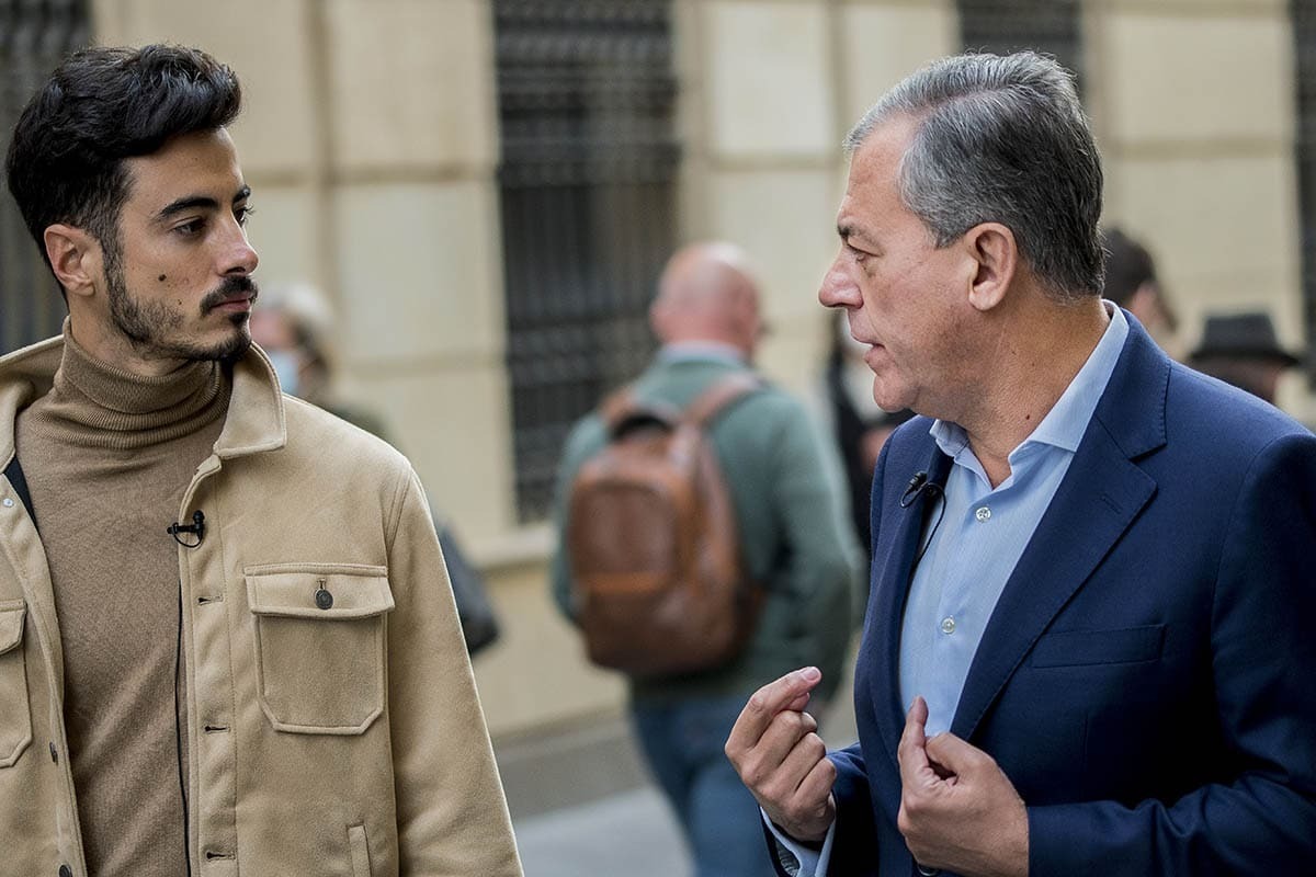 José Luis Sanz camina por la Avenida de la Constitución de Sevilla junto a Álvaro de los Santos | Salvador López para El MIRA