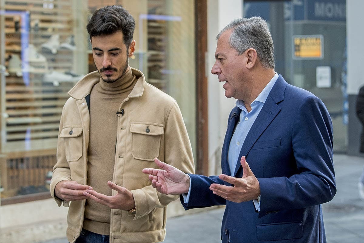 José Luis Sanz camina por la Avenida de la Constitución de Sevilla junto a Álvaro de los Santos | Salvador López para El MIRA