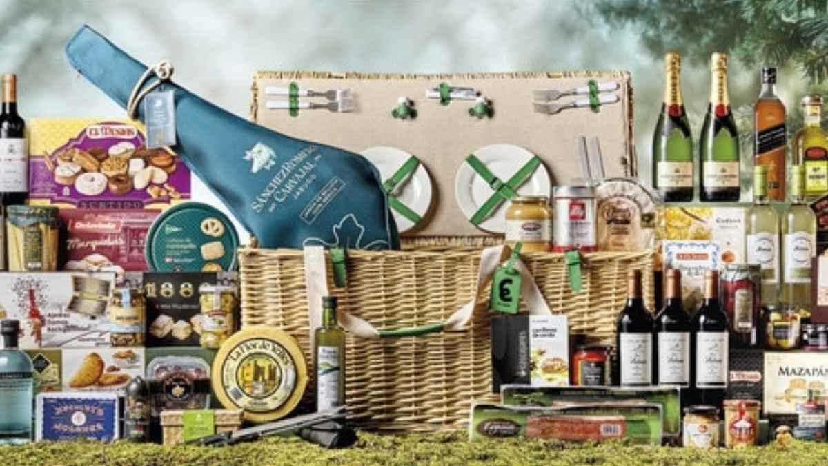 La cesta de Navidad con jamón ibérico de bellota la vende El Corte Inglés y no es apta para cardiacos