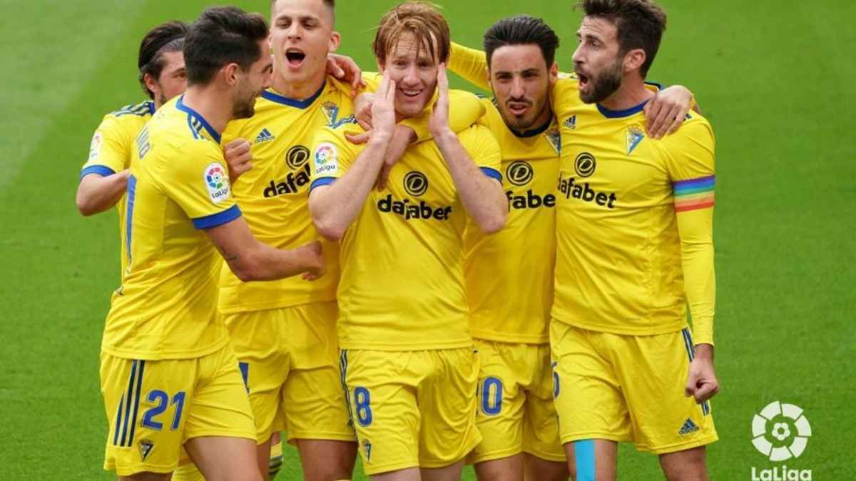 Los jugadores del Cádiz CF celebran un gol de Álex Fernández