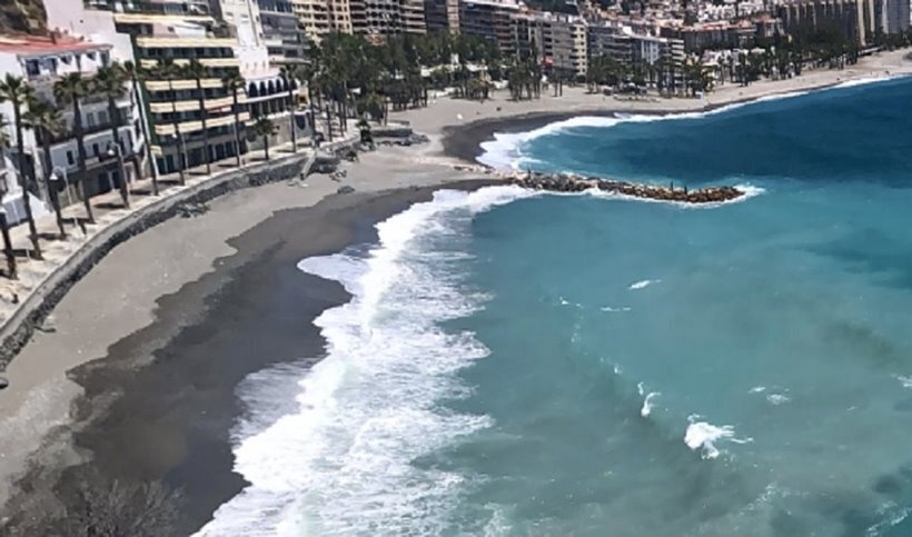 Un hombre muere tras salir del agua de una playa de Almuñécar con síntomas de ahogamiento
