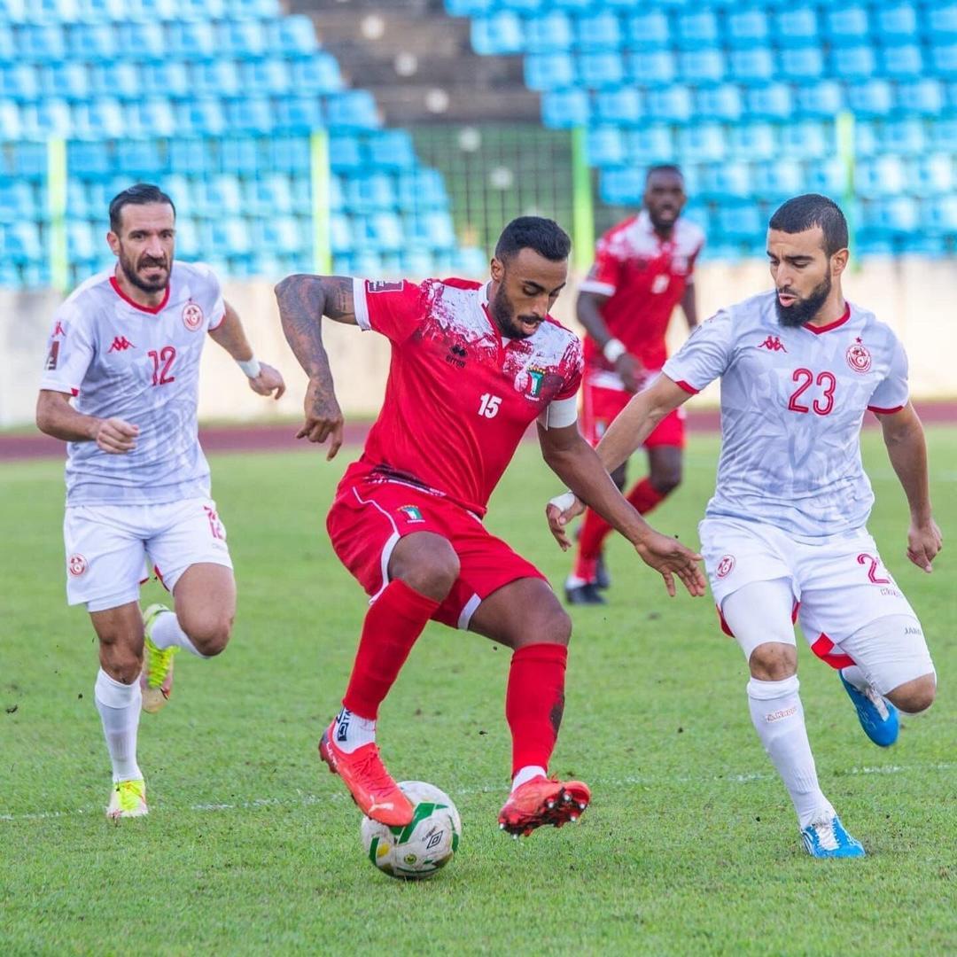 Carlos Akapo pisa el balón en un encuentro con Guinea Ecuatorial