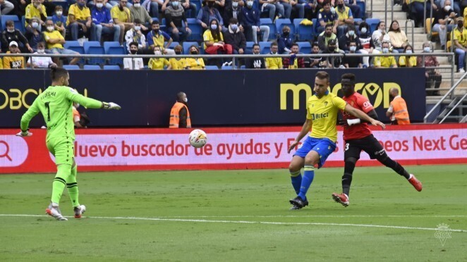 Juan Cala cubre el balón para su compañero Conan Ledesma