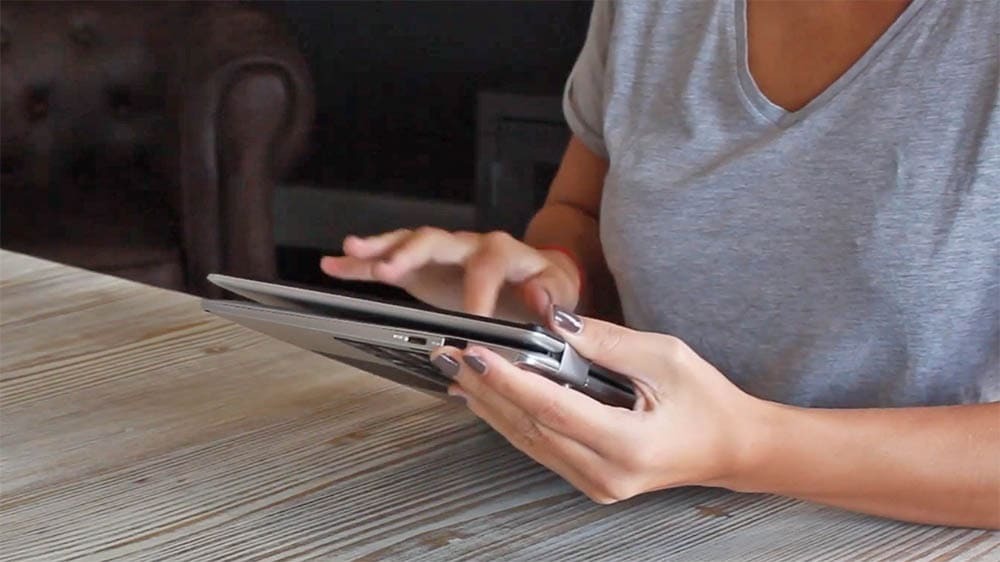 Carrefour lanza en Black Friday un ordenador portátil que se convierte en pc