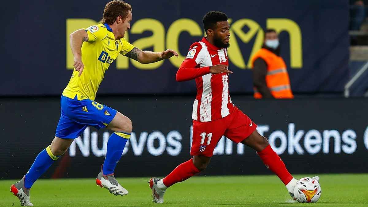 Álex Fernández trata de robar el esférico a Thomas Lemar