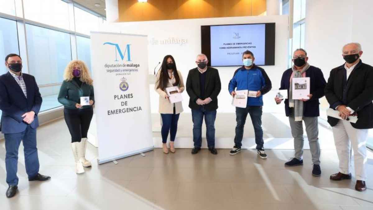 Entrega de los nuevos planes de emergencia y autoprotección de Protección Civil de la Diputación de Málaga