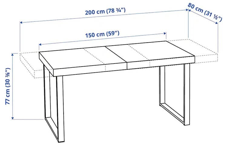 La mesa cuenta con dos patas y un tablero de eextensión que acoge entre 6 y 8 personas, por lo que se adapta a las necesidades del momento. La chapa del tablero es de roble, un material duradero con variaciones naturales. Las patas negras y el color de la veta de la madera aportan a cada mesa un aspecto único e irrepetible.La Tarsele mide 150 x 80 centímetros, pero llega a los 2 metros cuando se extiende.
Carcterísticas generales
Extensible
Medidas: 150 x 80/200 x 80 centímetros
Material del tablero: fibras, lámina de roble y barniz acrílico pigmentado
Material de las patas: acero con revestimiento en polvo de poliéster
Limpieza: con un paño húmedo con jabón, secar con otro paño
Sillas para la mesa Tarsele
Ikea ofrece una gama de productos muy amplia y si has adquirido o piensas adquirir la mesa Tarsele puede que te interen mesas con las que completar este conjunto. Hay varias opciones, desde las más low cost hasta las que tienen un aspecto muy lujoso.
Entre las sillas baratas que oferta Ikea podemos encontrar el modelo Leifarne, con patas de abedul y el asiento de plástico de polipropeno. Solo cuesta 55 euros, en el caso de comprar las 8 el precio final sería de 440 euros. Pueden sentar genial en la estancia en el tono mostaza, está muy de moda y daría un toque moderno y distintivo al salón.
Otra opción ideal es escoger una silla de tela ya que con el tono de la mesa madera oscuro puede conseguirse un aspecto acogedor en la estancia. En este caso el sillón Sakarias es perfecto, ya que además disfrutarás de más comodidad. Tanto en gris como con el estampado azul oscurso quedán fabulosas. Su precio es 129 euros.