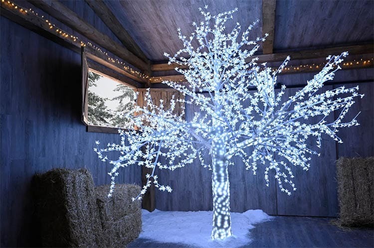 Leroy Merlin oferta un exclusivo árbol de Navidad para interior y exterior con luces led: 3 metros de alto