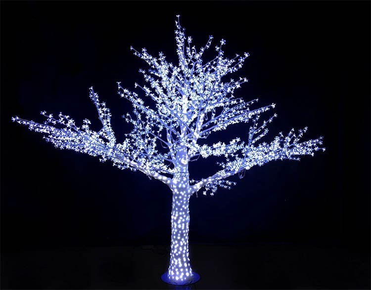 Leroy Merlin oferta un exclusivo árbol de Navidad para interior y exterior con luces led: 3 metros de alto