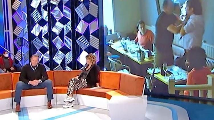 Bertín Osborne agarra del cuello a un hombre que acosaba a su trabajadora en un bar