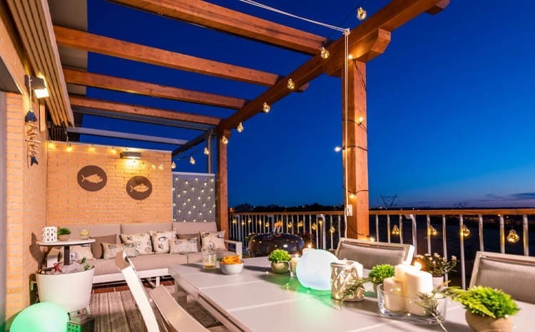 Leroy Merlin promociona luces de Navidad en el balcón o jardín con energía solar