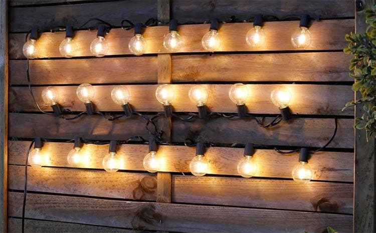 Leroy Merlin promociona luces de Navidad en el balcón o jardín con energía solar