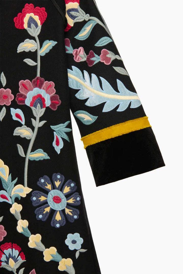 El exclusivo abrigo de Zara con bordados te traslada a época de ensueño: edición limitada