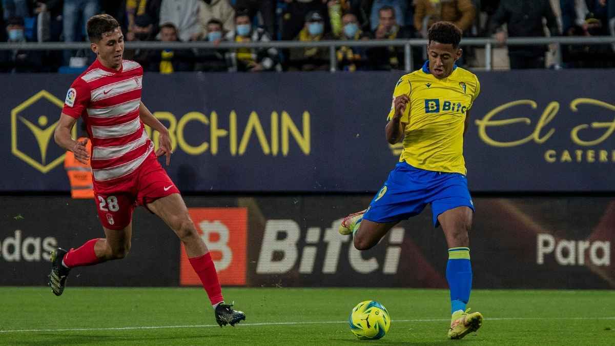 Choco Lozano volvió a mostrarse muy activo en el ataque del Cádiz CF

Foto: Salvador López Medina