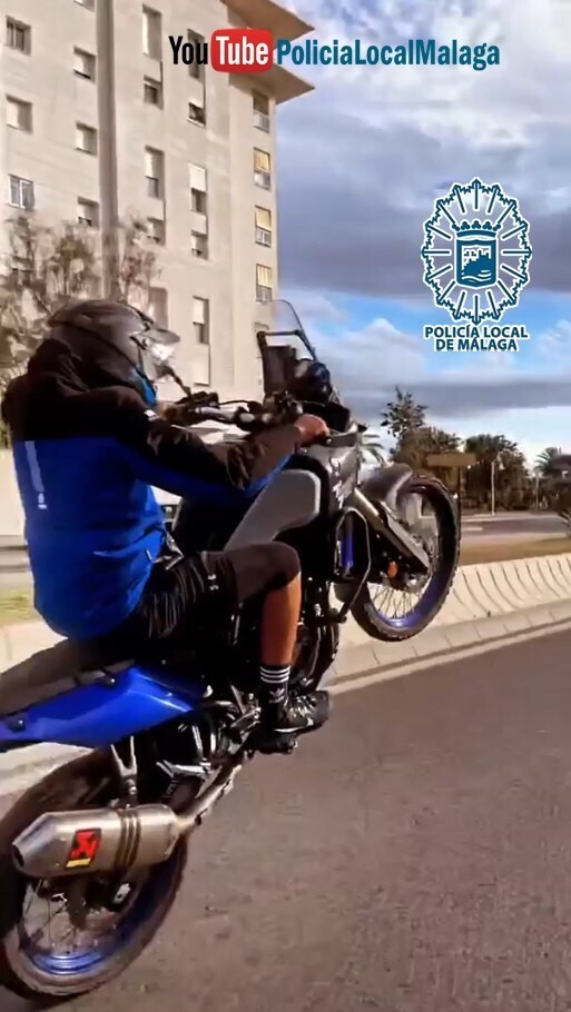 Un motorista se graba por Málaga haciendo el caballito y lo sube a Internet