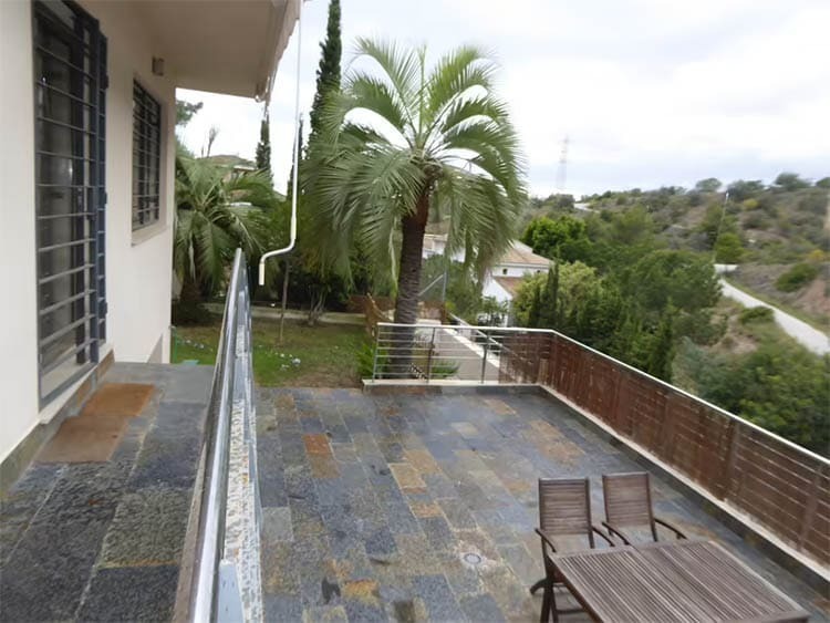 Ofrecen como oportunidad en Málaga una casa adosada de 400 metros cuadrados: 2.700 Euros al mes