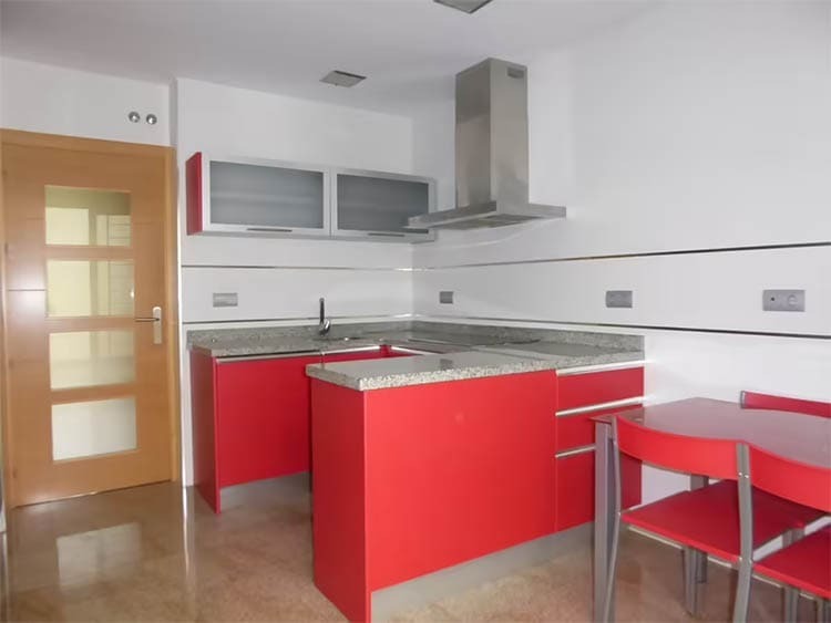 Ofrecen como oportunidad en Málaga una casa adosada de 400 metros cuadrados: 2.700 Euros al mes