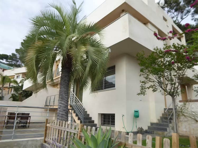 Ofrecen como oportunidad en Málaga una casa adosada de 400 metros cuadrados: 2.700 Euros al mes