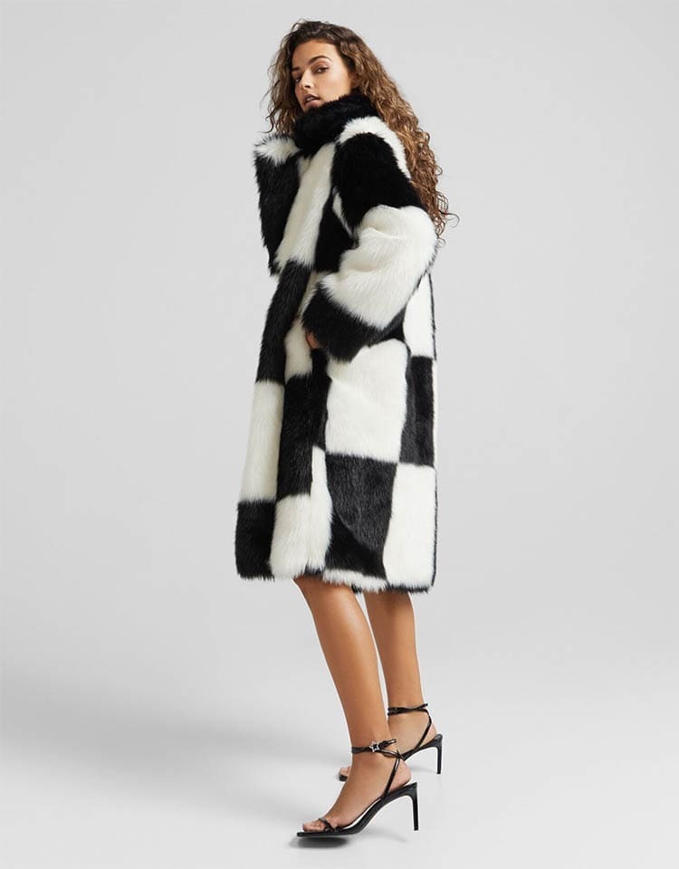 Lanzan un abrigo en Bershka que te quita el frío, es elegante y puedes jugar al ajedrez