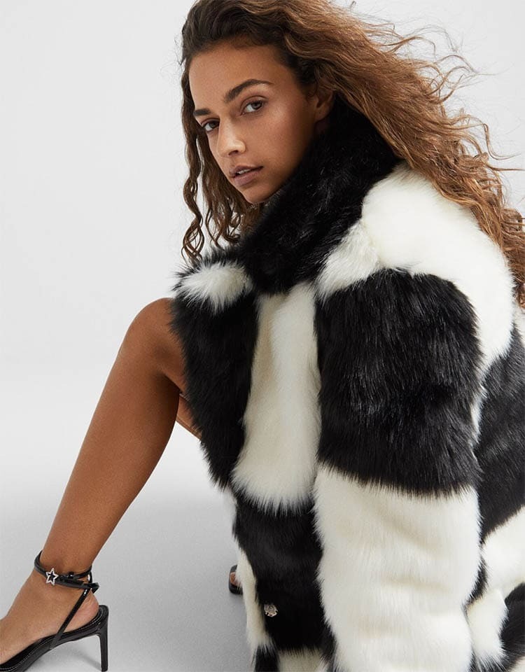 Lanzan un abrigo en Bershka que te quita el frío, es elegante y puedes jugar al ajedrez