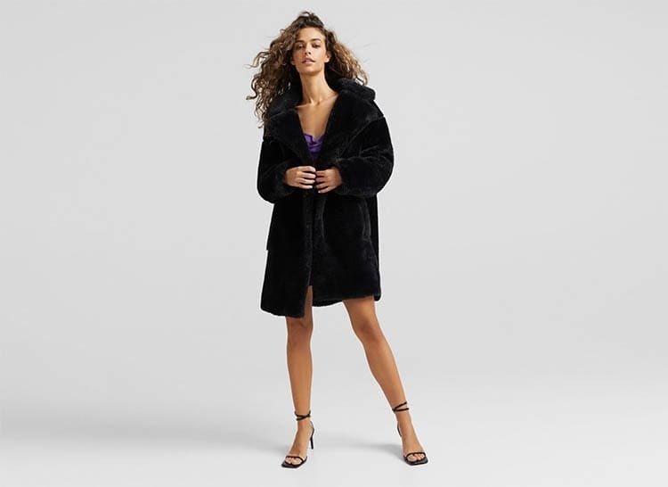 Abrigo efecto pelo de Bershka en color negro