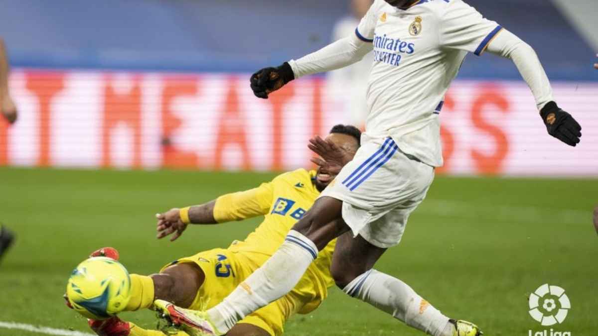 Carlos Akapo realizó un magnífico encuentro ante el Real Madrid y anuló a Vinicius Junior