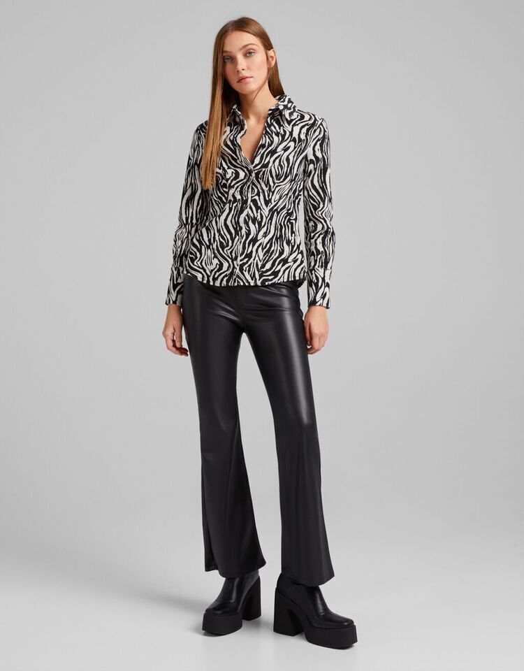 Unas camisas de Bershka revientan el mercado a días de los Reyes Magos: quedan divinos con pantalones de cuero