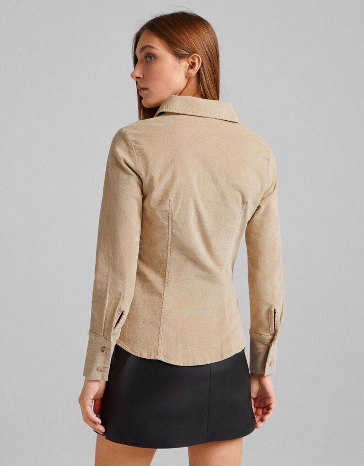 Unas camisas de Bershka revientan el mercado a días de los Reyes Magos: quedan divinos con pantalones de cuero