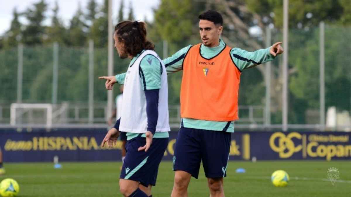 Martín Calderón y 'Pacha' Espino dialogan en una sesión de entrenamiento